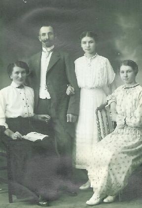 Martha, Ernst, Margarethe, Charlotte Hartmann c.1916